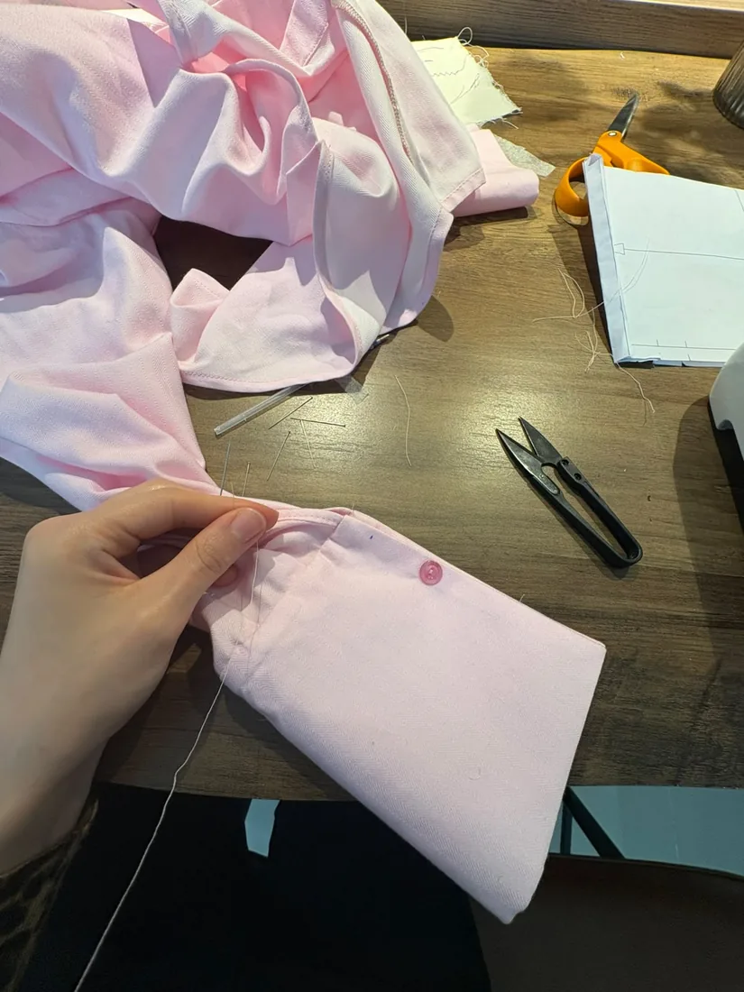 Руки довершают шов иглой
